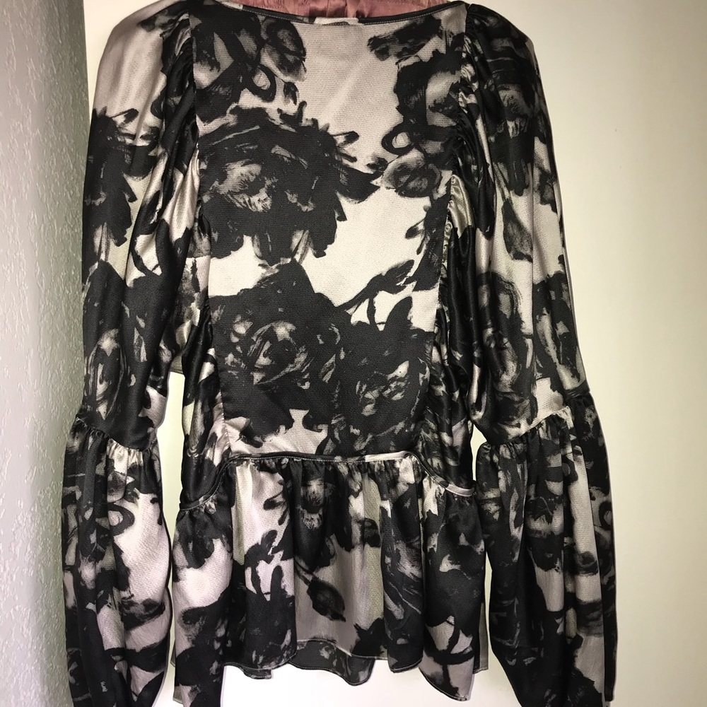💥price drop💥100% silk flowy blouse